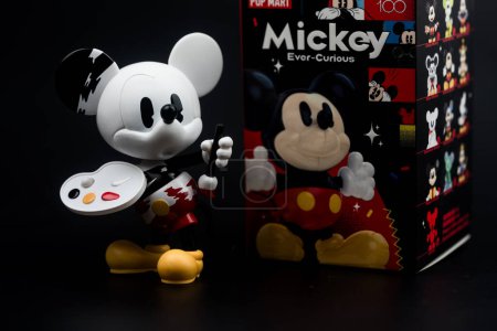Foto de Bangkok, Tailandia - 6 de octubre de 2023: Figura linda del juguete del Pop Mart. POPMART Disney 100º aniversario Mickey Series, yeso Mickey - Imagen libre de derechos