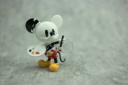 Foto de Bangkok, Tailandia - 6 de octubre de 2023: POP MART x Disney 100th Anniversary Mickey Mouse Ever-Curious Series Figures, yeso Mickey. Cortar Mickey - Imagen libre de derechos