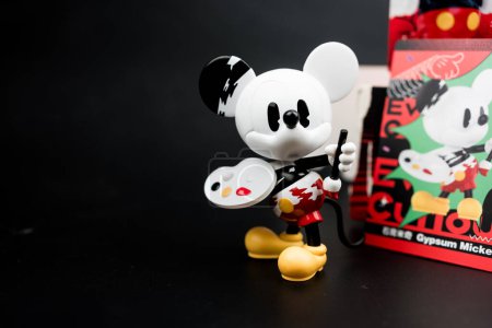 Foto de Bangkok, Tailandia - 8 de octubre de 2023: Figura linda del juguete del Pop Mart. POPMART Disney 100º aniversario Mickey Series, yeso Mickey - Imagen libre de derechos