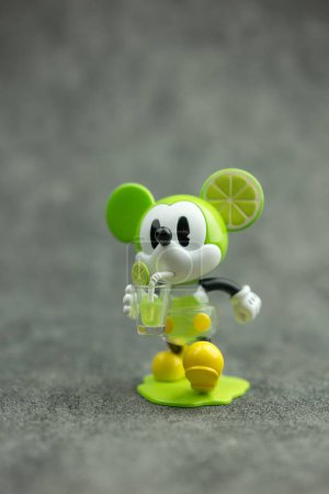 Foto de Bangkok, Tailandia - 8 de octubre de 2023: Figura linda del juguete Pop Mart de Lemon mickey. POPMART Disney 100º aniversario Mickey Series - Imagen libre de derechos