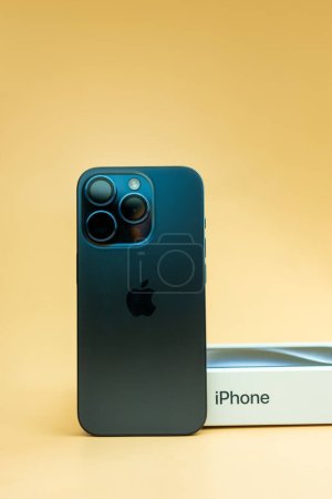 Téléchargez les photos : Bangkok, Thaïlande - 15 octobre 2023 : La nouvelle Apple iPhone 15 Couleur et boîte en titane bleu. Le téléphone est nouveau sur la ligne iPhone - en image libre de droit