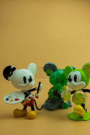 Foto de Bangkok, Tailandia - 16 de octubre de 2023: Figura linda del juguete del Pop Mart. Tres personajes de POPMART Disney 100th anniversary Mickey Series - Imagen libre de derechos