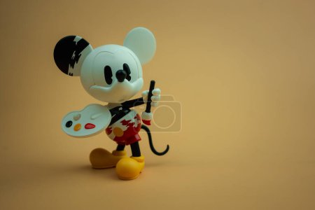 Foto de Bangkok, Tailandia - 17 de octubre de 2023: Figura linda del juguete del Pop Mart. POPMART Disney 100º aniversario Mickey Series, yeso Mickey - Imagen libre de derechos