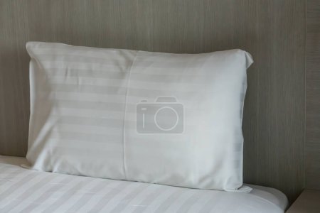 Téléchargez les photos : Oreillers blancs sur un lit oreillers doux confortables sur le lit. Gros plan - en image libre de droit