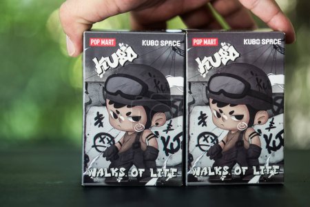 Foto de Bangkok, Tailandia - 23 de octubre de 2023: Box of Pop mart of KUBO walks of life series figures. Todo el conjunto contiene 12 cajas ciegas - Imagen libre de derechos