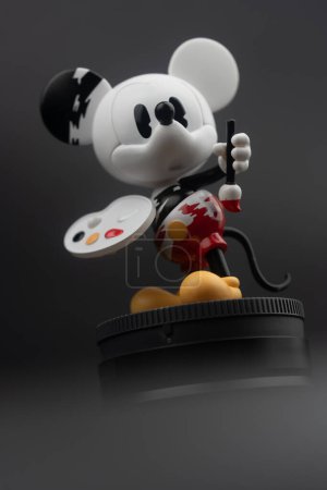 Foto de Bangkok, Tailandia - 27 de octubre de 2023: Figura linda del juguete del Pop Mart. POPMART Disney 100º aniversario Mickey Series, yeso Mickey - Imagen libre de derechos