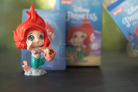 Foto de Bangkok, Tailandia - 29 de octubre de 2023: POP MART Disney princess Ariel toy, Disney 100th anniversary princess childhood series - Imagen libre de derechos