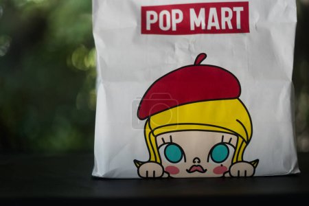 Foto de Bangkok, Tailandia - 29 de octubre de 2023: Bolsa de compras de papel blanco de POP MART. POP MART es el fabricante de juguetes pop más grande y de más rápido crecimiento en China. - Imagen libre de derechos