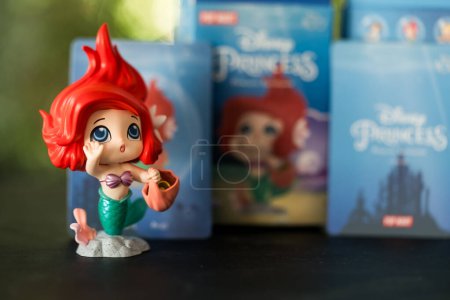 Foto de Bangkok, Tailandia - 31 de octubre de 2023: POP MART Disney princess Ariel toy, Disney 100th anniversary princess childhood series - Imagen libre de derechos