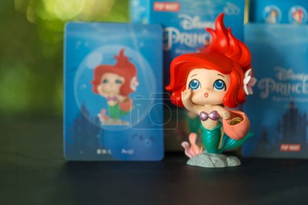 Foto de Bangkok, Tailandia - 6 de noviembre de 2023: POP MART Disney princess Ariel toy, Disney 100th anniversary princess childhood series - Imagen libre de derechos