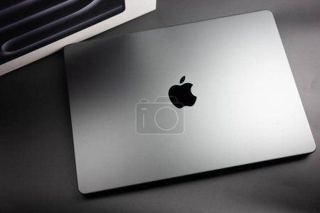 Foto de Bangkok, Tailandia - 1 de diciembre de 2023: Nuevo Apple MacBook Pro, M3 Max tamaño 14 pulgadas, nuevo color de Space Black, un nuevo en 2023. - Imagen libre de derechos