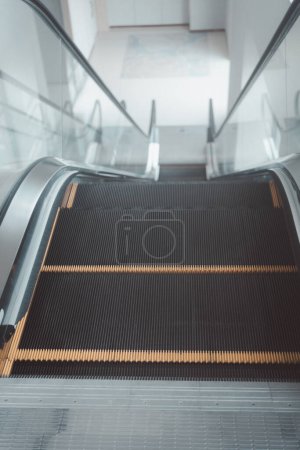 Foto de Cerca de la línea de acero amarillo y negro escalera mecánica en el centro comercial - Imagen libre de derechos
