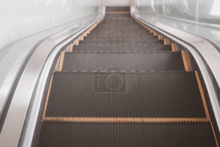 Foto de Escalera mecánica vacía en el centro comercial - Imagen libre de derechos