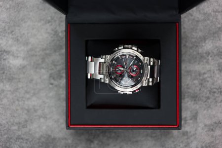 Téléchargez les photos : Bangkok, Thaïlande - Janvier 25, 2024 : G-SHOCK modèle de montre MTG-B1000D-1ADR modèle, une montre élégante et luxueuse, se distingue par une couleur rouge métallique. - en image libre de droit