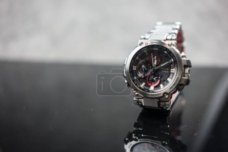 Foto de Bangkok, Tailandia - 31 de enero de 2024: Cierre del reloj de pulsera de plata Casio G-Shock modelo MTG-B1000D-1ADR. El reloj de moda de lujo - Imagen libre de derechos
