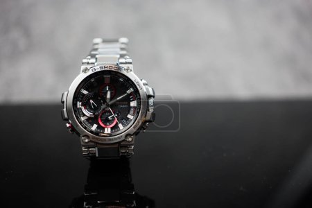 Téléchargez les photos : Bangkok, Thaïlande - Février 9, 2024 : Closr up of silver wristwatch of Casio G-Shock model MTG-B1000D-1ADR. La montre de mode de luxe - en image libre de droit