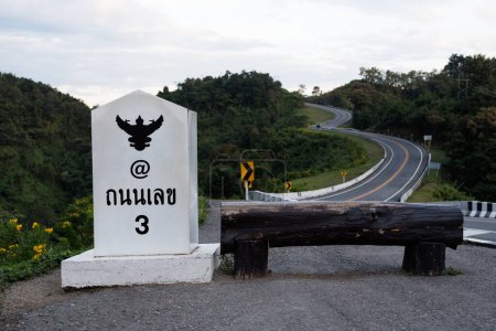 Die Straße ähnelt der Nummer 3, Diese Straße ist auf einem Berg gebaut, vorbei am Wald in der Provinz Nan in Thailand. Der Zickzackweg Nummer 3. Gute Landschaft, berühmt und haben Touristen zum Fotografieren.