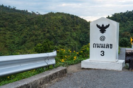 Straße Nr. 3 oder Himmelsstraße über Berge mit grünem Dschungel in der Provinz Nan, Thailand. Gute Landschaft, berühmt und haben Touristen zum Fotografieren.