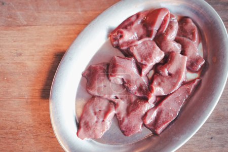 Foto de Hígado de cerdo crudo. Ingrediente alimentario saludable, fuente de hierro, folato, vitaminas y minerales - Imagen libre de derechos
