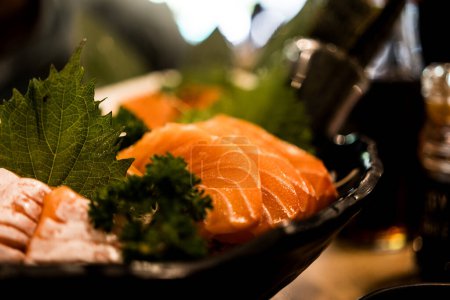 Salmon sashimi grand bol. Gros plan