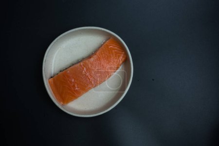 Téléchargez les photos : Filets de saumon cru en portions. Vue supérieure avec espace de copie. - en image libre de droit