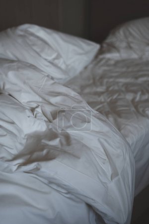 Téléchargez les photos : Draps et oreiller. Matin vide lit salissant - en image libre de droit