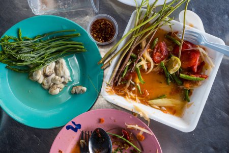 Téléchargez les photos : Divers thaïlandais fruits de mer thaïlandais après manger sur la table. Vue du dessus - en image libre de droit