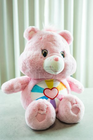 Téléchargez les photos : Bangkok, Thaïlande - 26 avril 2024 : Cute a pink Care Bears. Poupées ours en peluche Care Bears, un populaire parmi les filles - en image libre de droit