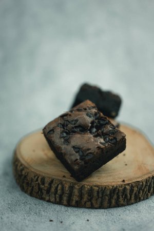 Téléchargez les photos : Brownies au chocolat fabriqués à partir de chocolat 100 pour cent et avec une puce de chocolat à l'intérieur. Gros plan - en image libre de droit
