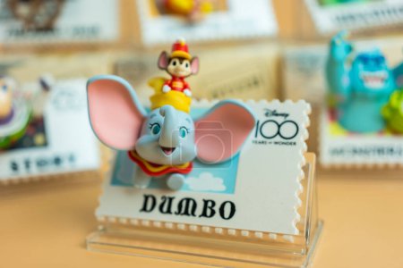 Téléchargez les photos : Bangkok, Thaïlande - Mai 1, 2024 : Figure de MINISO Disney 100 Années de Merveille Série de timbres rétro Blind Box Figure, Dumbo - en image libre de droit