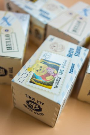 Téléchargez les photos : Bangkok, Thaïlande - Mai 1, 2024 : Set box toy Figure de MINISO Disney 100 Years of Wonder Retro Stamp Series Blind Box Figure - en image libre de droit