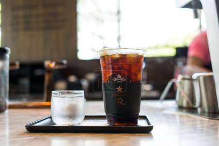 Téléchargez les photos : Samut Prakan, Thaïlande - 1 mai 2024 : Café noir glacé au Starbucks Reserve bar servi avec de l'eau fraîche. - en image libre de droit