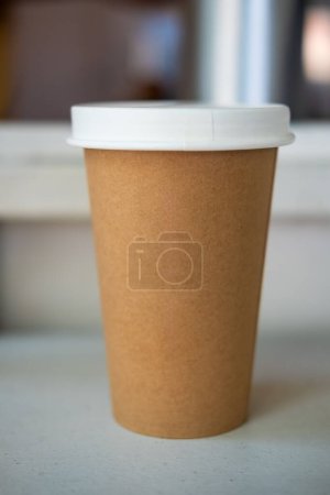 Téléchargez les photos : Tasse en papier brun avec couvercle blanc de café chaud - en image libre de droit