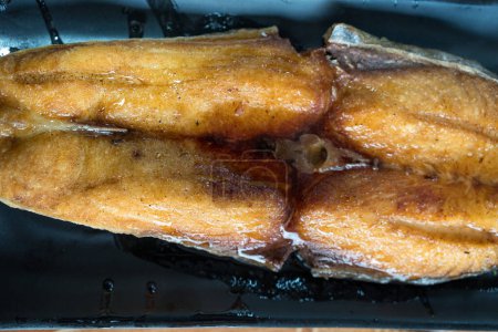 Téléchargez les photos : Cuisine thaïlandaise Maquereaux royaux indo-pacifiques ou seerfishes garnis de sauce de poisson. Cuisine thaïlandaise - en image libre de droit