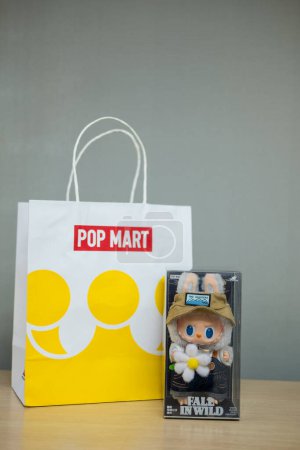 Téléchargez les photos : Bangkok, Thaïlande - 4 mai 2024 : POP MART The Monsters LABUBU Fall in Wild Vinyl Plush Doll, collection Pop Mart - en image libre de droit