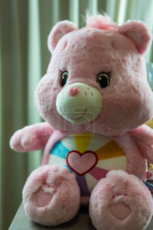 Téléchargez les photos : Bangkok, Thaïlande - 4 mai 2024 : Cute a pink Care Bears. Poupées ours en peluche Care Bears, un populaire parmi les filles - en image libre de droit