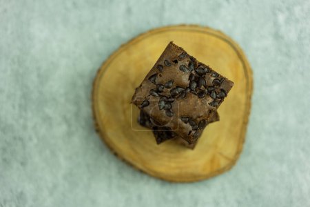 Téléchargez les photos : Brownies au chocolat noir garnis de pépites de chocolat. Tourné d'en haut - en image libre de droit