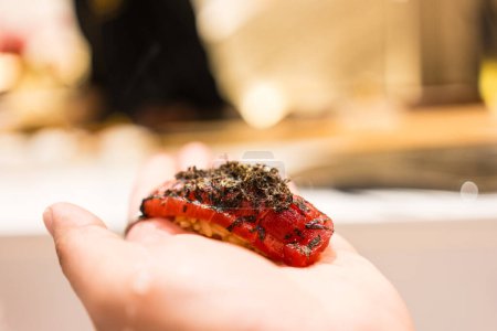 Téléchargez les photos : Chef servi sushi au thon à portée de main, thon Nigiri, thon Sushi, cuisine japonaise, menu japonais, sushi maguro, focus sélectif - en image libre de droit