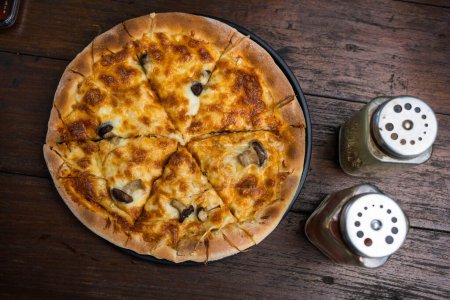Téléchargez les photos : Pizza garnie de champignons sur table en bois, vue sur le dessus - en image libre de droit