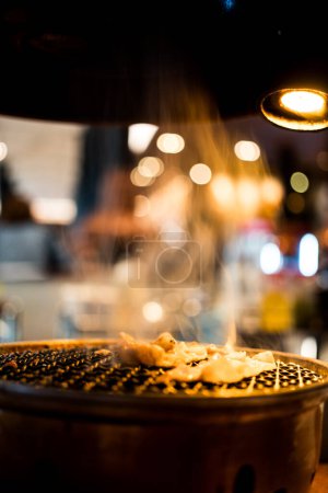 Téléchargez les photos : Fermer Barbecue coréen au restaurant. - en image libre de droit