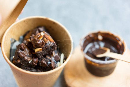 Téléchargez les photos : Fermer gâteau au chocolat mini brownie en boîte marron - en image libre de droit