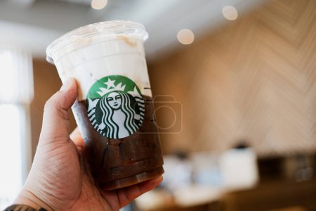 Téléchargez les photos : Bangkok, Thaïlande - 10 mai 2024 : Fermer une tasse de café Starbuck, espresso glacé à la mousse froide, espresso secoué, versé dans de la mousse froide crémeuse au lait écrémé. - en image libre de droit