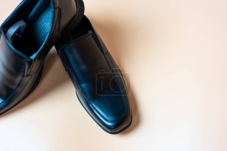 Téléchargez les photos : Nouvelles chaussures noires pour hommes pour tous les jours. - en image libre de droit