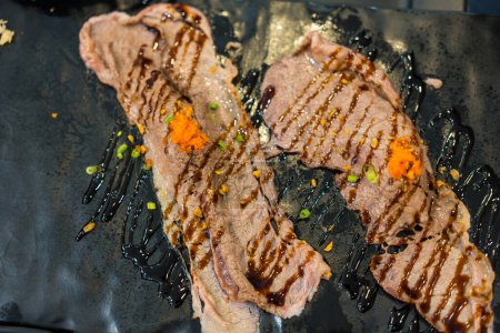 Téléchargez les photos : Wagyu sushi de bœuf prêt à manger. Vue du dessus - en image libre de droit