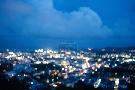 Téléchargez les photos : Abstrait flou bokeh de nuit ville lumière avec fond de montagne - en image libre de droit