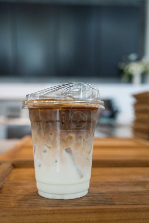 Téléchargez les photos : Vue rapprochée du café latte glacé en verre plastique le matin - en image libre de droit