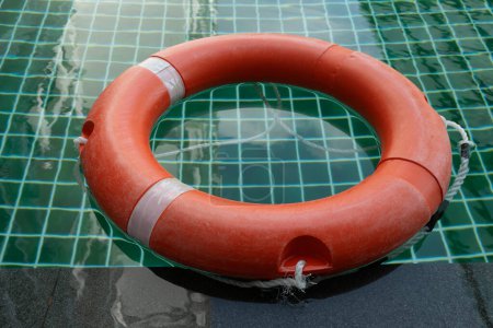 Téléchargez les photos : Bouée de sauvetage dans la piscine. Sécurité à la natation - en image libre de droit
