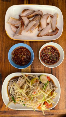 Col de porc thaïlandais grillé avec sauce piquante et Tam Sua avec un goût équilibré et la spécificité Il est populaire parmi les gens qui aiment les saveurs épicées.