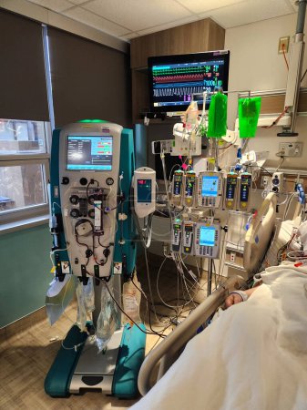 Téléchargez les photos : CRRT machine at bedside in ICU, monitor and drips - en image libre de droit