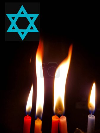 Foto de Hannukah velas llamas y azul Estrella de David - Imagen libre de derechos